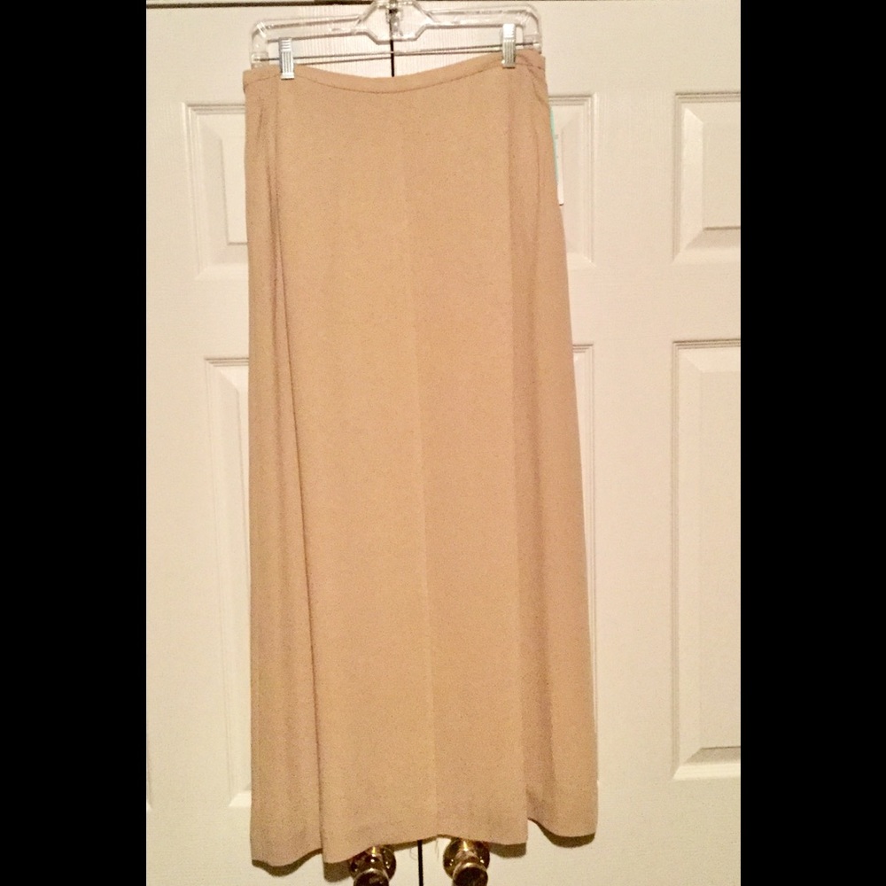 Gorgeous Dana Buchman high slit skirt!